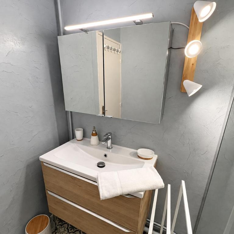 AC - Secure Parking - Near Central Station - Two-Bedroom Apartment - 23