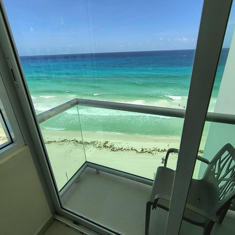 Beachfront Studio, Balcony & Ocean View - One-Bedroom Apartment with Balcony - 17