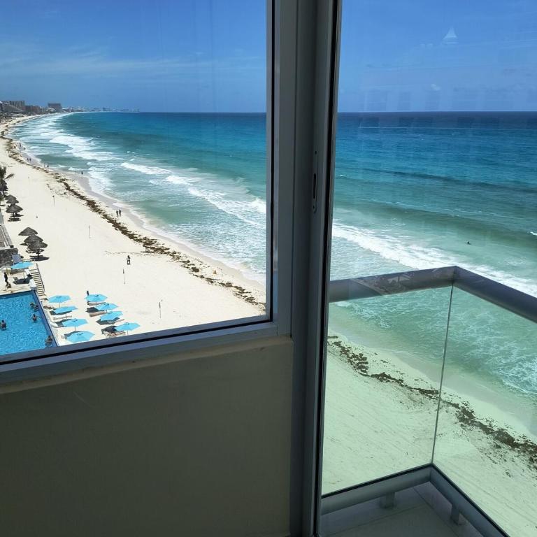 Beachfront Studio, Balcony & Ocean View - One-Bedroom Apartment with Balcony - 39