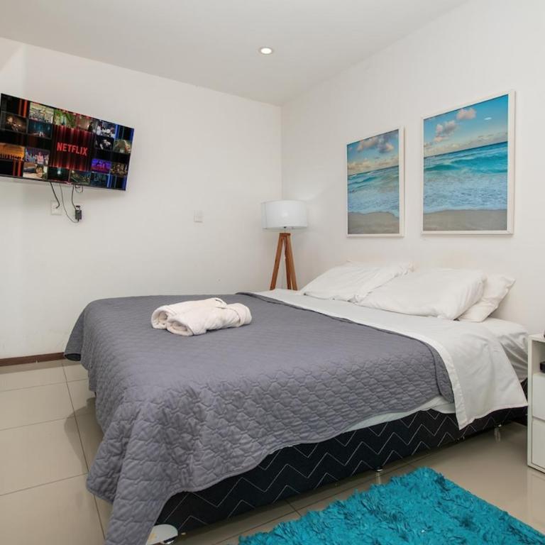 Modern Retreat with Pool Gym and Private Balcony - Apartamento - 2