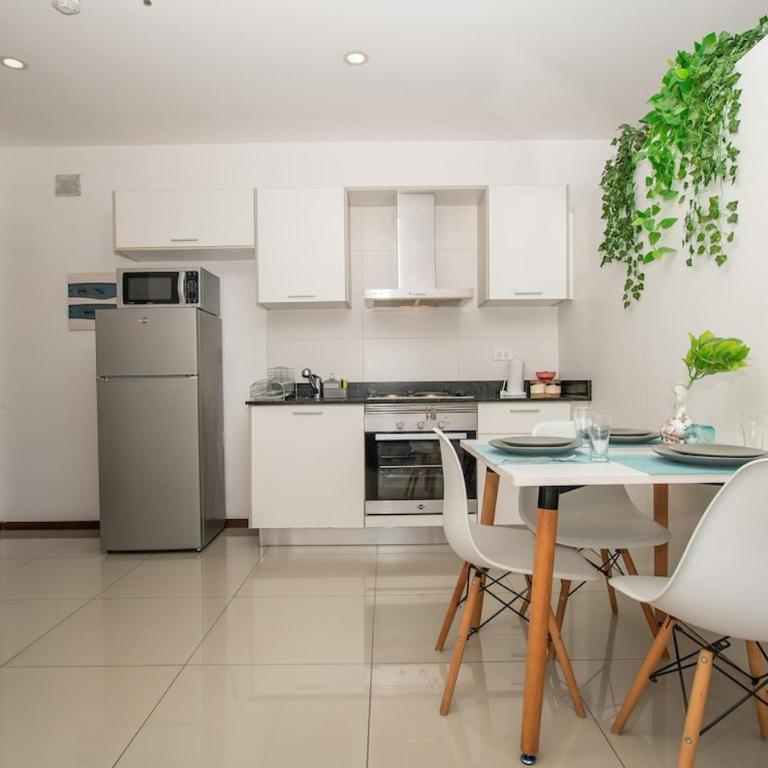Modern Retreat with Pool Gym and Private Balcony - Apartamento - 3