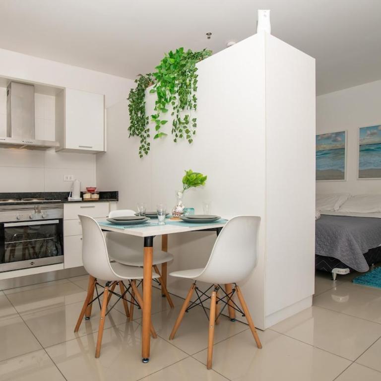 Modern Retreat with Pool Gym and Private Balcony - Apartamento - 7