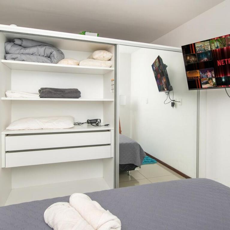 Modern Retreat with Pool Gym and Private Balcony - Apartamento - 13