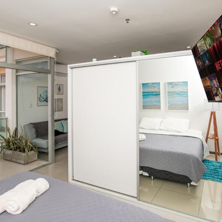 Modern Retreat with Pool Gym and Private Balcony - Apartamento - 14