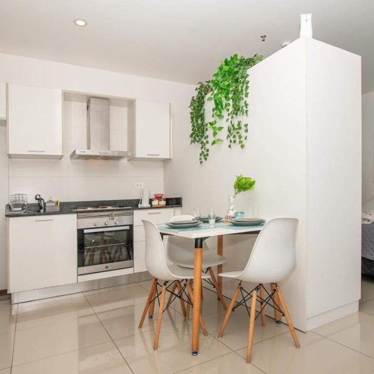 Modern Retreat with Pool Gym and Private Balcony - Apartamento - 16