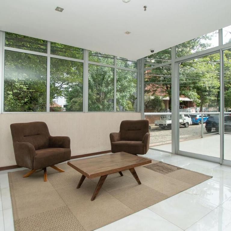 Modern Retreat with Pool Gym and Private Balcony - Apartamento - 41