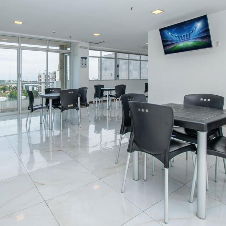 Modern Retreat with Pool Gym and Private Balcony - Apartamento - 48