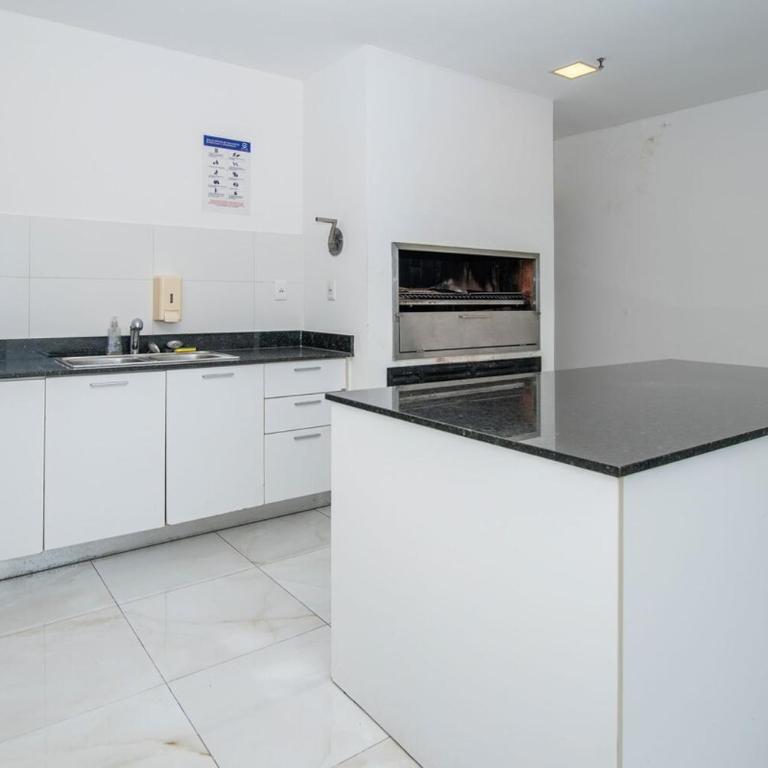 Modern Retreat with Pool Gym and Private Balcony - Apartamento - 50