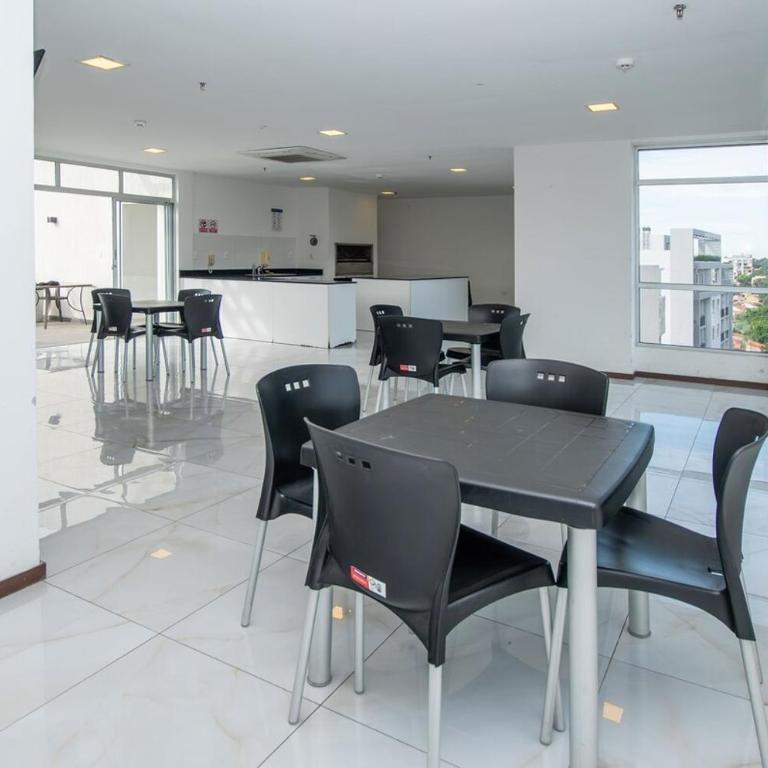 Modern Retreat with Pool Gym and Private Balcony - Apartamento - 51