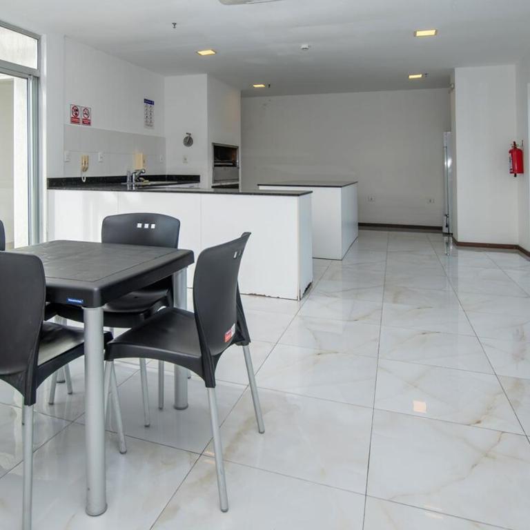 Modern Retreat with Pool Gym and Private Balcony - Apartamento - 52