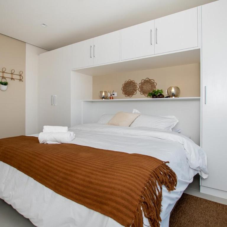 Stunning Hub with City Views Pool and Balcony - Apartment - 13