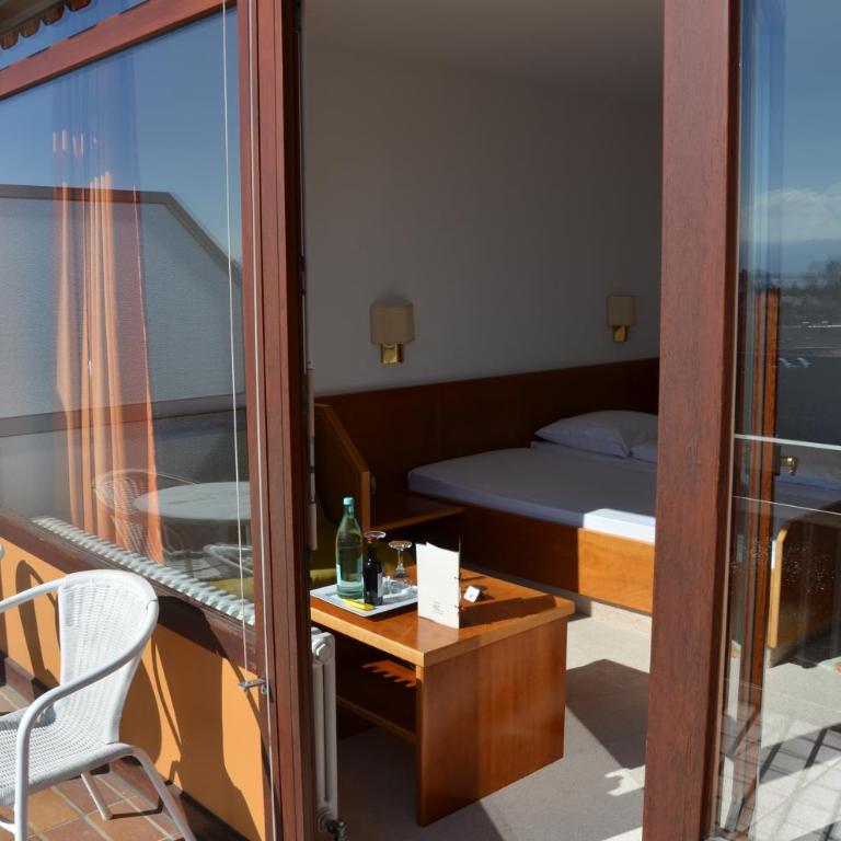 Hotel Garni Reulein - Doppelzimmer mit Seeblick und Balkon - 8