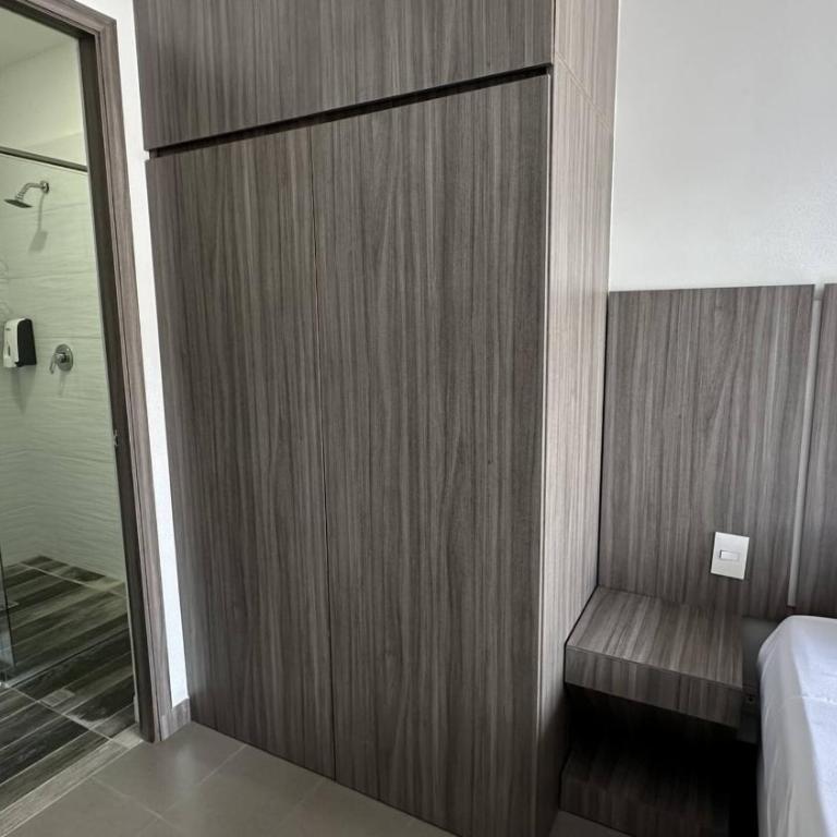 Luxury Suite Torre Poblado, 1 Min to Parque Lleras, Sleeps 4 - Habitación con cama extragrande y balcón - 1