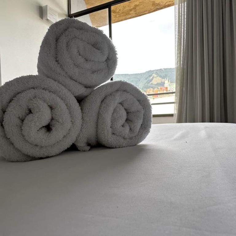 Luxury Suite Torre Poblado, 1 Min to Parque Lleras, Sleeps 4 - Habitación con cama extragrande y balcón - 14
