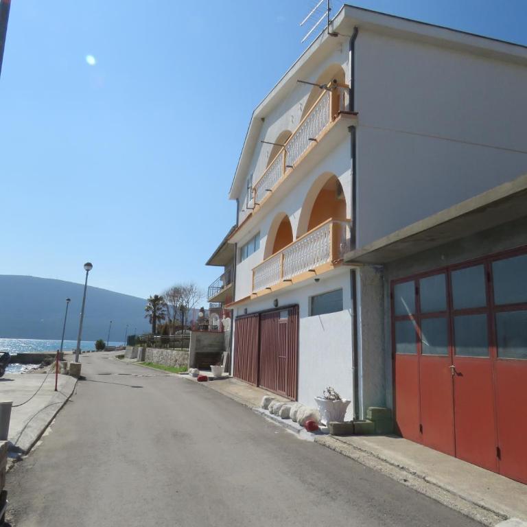 Stan Apatman Mirela - Two-Bedroom Apartment with Terrace and Sea View - 4