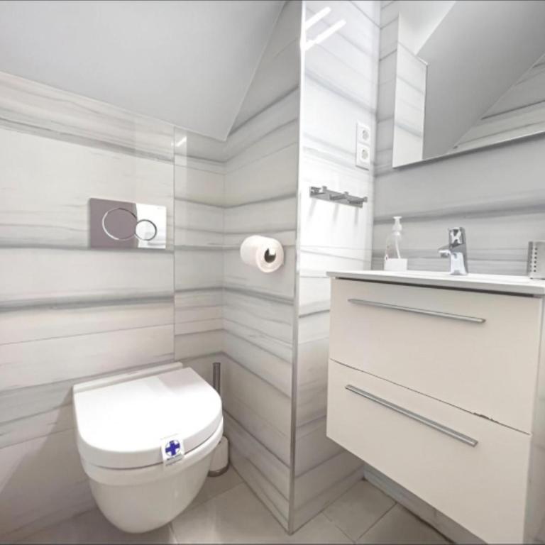 Modern townhouse & jacuzzi SilHouse Nerja - Casa Vacacional de 3 dormitorios - 11