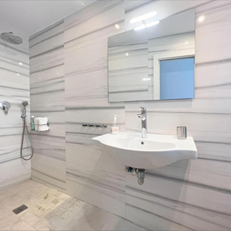 Modern townhouse & jacuzzi SilHouse Nerja - Casa Vacacional de 3 dormitorios - 15