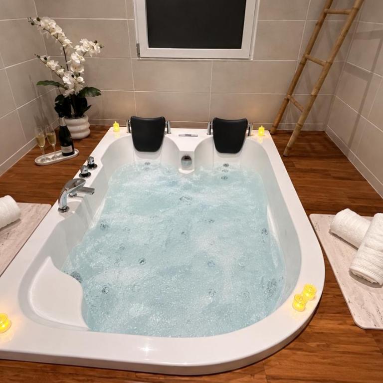 Le Bubble Chic Vichy Sauna Balnéo privatifs - Appartement 1 Chambre - 14