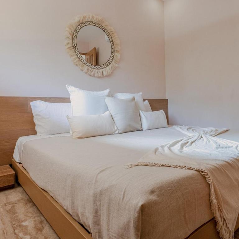 Luxury Retreat with Private Pool and Premium Amenities Close to the Beach - Apartment - 3