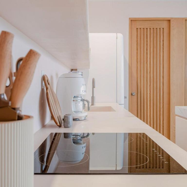 Luxury Retreat with Private Pool and Premium Amenities Close to the Beach - Apartment - 17