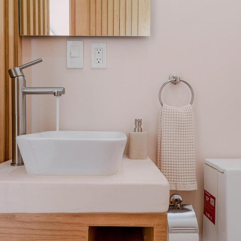Luxury Retreat with Private Pool and Premium Amenities Close to the Beach - Apartment - 28