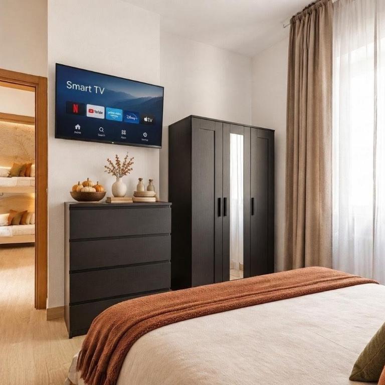 Grazioso Trilocale con Patio WiFi top - P r a t u r e c c i Group - Appartamento con 2 Camere da Letto - 1