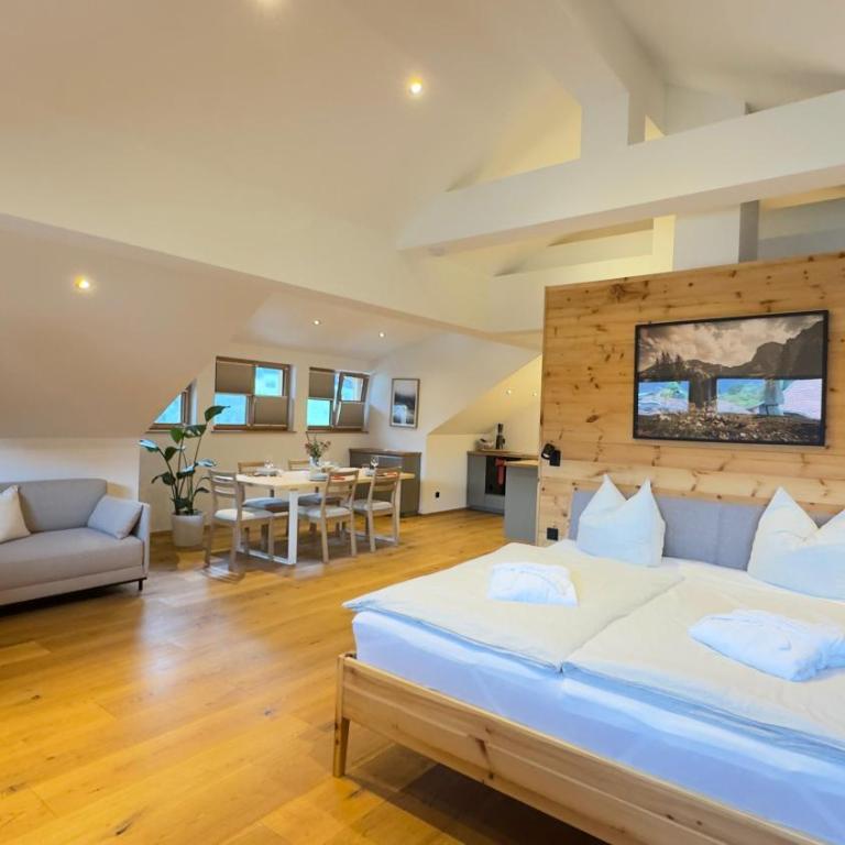 DAS BISCHOF - 5 exklusive Ferienwohnungen und 1 Doppelzimmer - 4x mit privater Zirben Sauna - Semmelservice & Hindelang PLUS - Studio-Apartment mit Balkon - 19