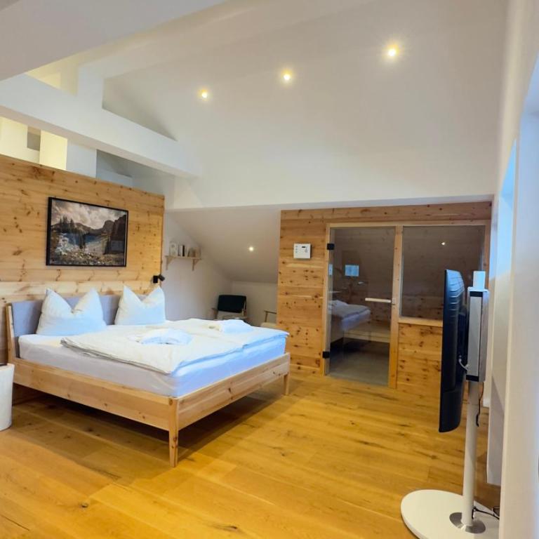 DAS BISCHOF - 5 exklusive Ferienwohnungen und 1 Doppelzimmer - 4x mit privater Zirben Sauna - Semmelservice & Hindelang PLUS - Studio-Apartment mit Balkon - 18