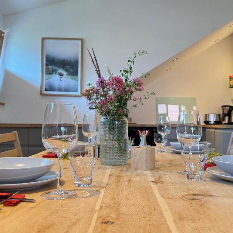 DAS BISCHOF - 5 exklusive Ferienwohnungen und 1 Doppelzimmer - 4x mit privater Zirben Sauna - Semmelservice & Hindelang PLUS - Studio-Apartment mit Balkon - 16