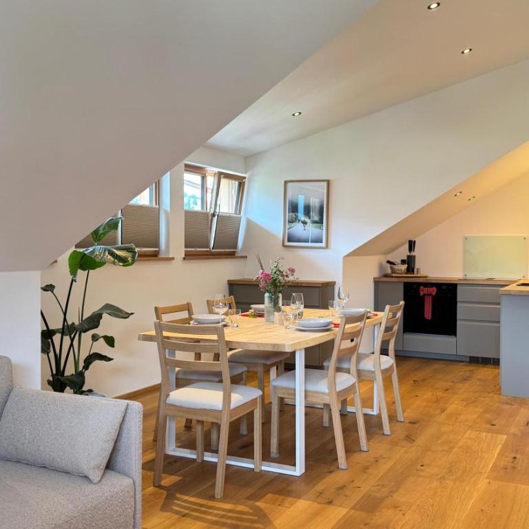 DAS BISCHOF - 5 exklusive Ferienwohnungen und 1 Doppelzimmer - 4x mit privater Zirben Sauna - Semmelservice & Hindelang PLUS - Studio-Apartment mit Balkon - 15