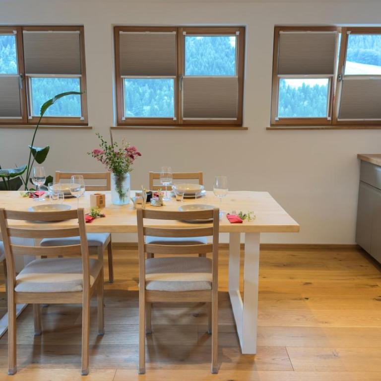 DAS BISCHOF - 5 exklusive Ferienwohnungen und 1 Doppelzimmer - 4x mit privater Zirben Sauna - Semmelservice & Hindelang PLUS - Studio-Apartment mit Balkon - 14