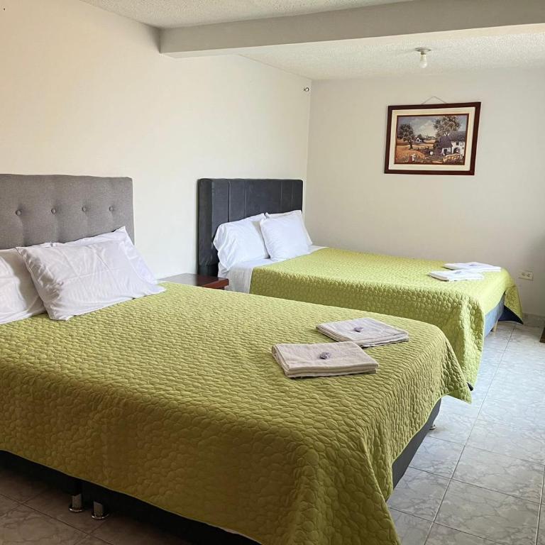 Hospedaje Los Cedros- Monguí - Habitación Doble con vistas al parque - 1