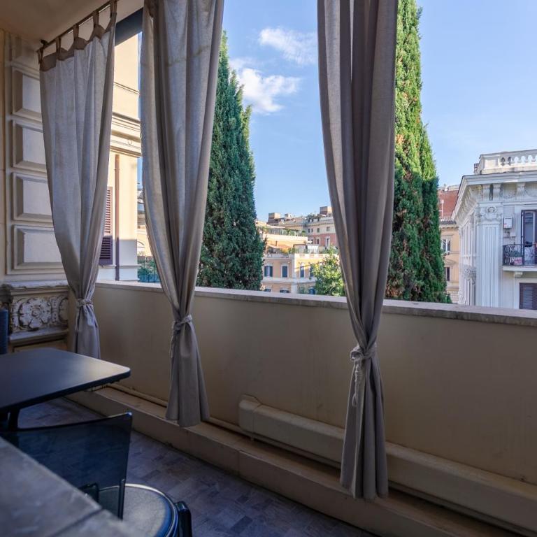 Virgilio Suite Roma - Camera Matrimoniale con Balcone - 10