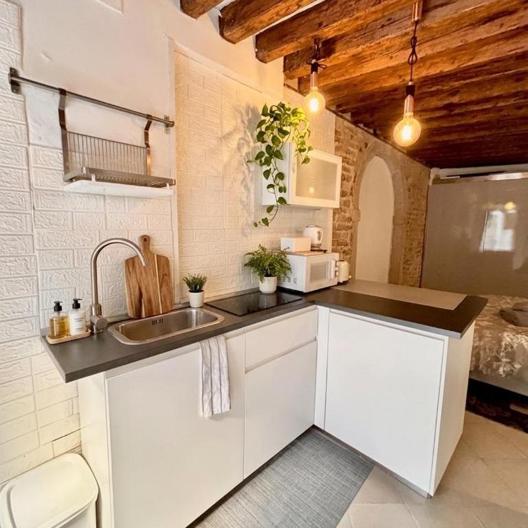 Independent Venice Studio with outdoor patio - One-Bedroom Apartment - 3