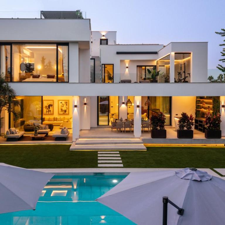 VACATION MARBELLA I Villa Confort, Private Heated Pool, Rooftop Jacuzzi, Gym, 5min Drive to the Beach, BBQ, 7 BDRS, Luxury Villa - Superior Villa - 43