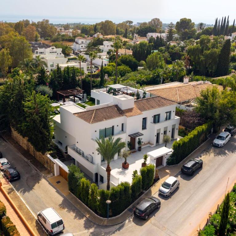 VACATION MARBELLA I Villa Confort, Private Heated Pool, Rooftop Jacuzzi, Gym, 5min Drive to the Beach, BBQ, 7 BDRS, Luxury Villa - Superior Villa - 70