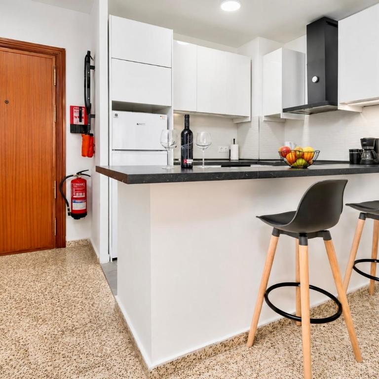 Piso Luminoso a un paso del mar en Nerja - Apartment - 5