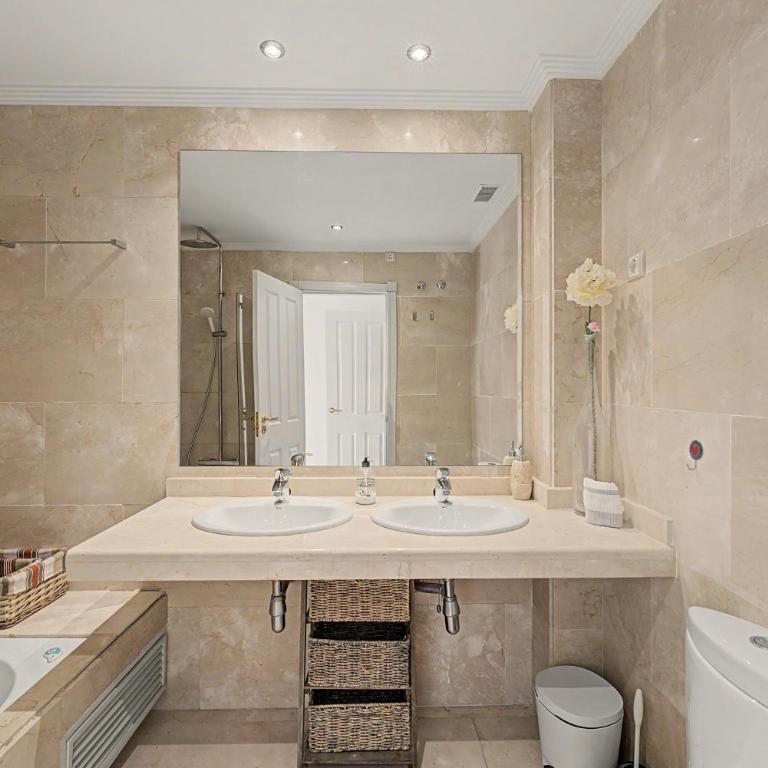 Luxurious Apartment Near the Beach - Two-Bedroom Deluxe Apartment with Ocean View - 18