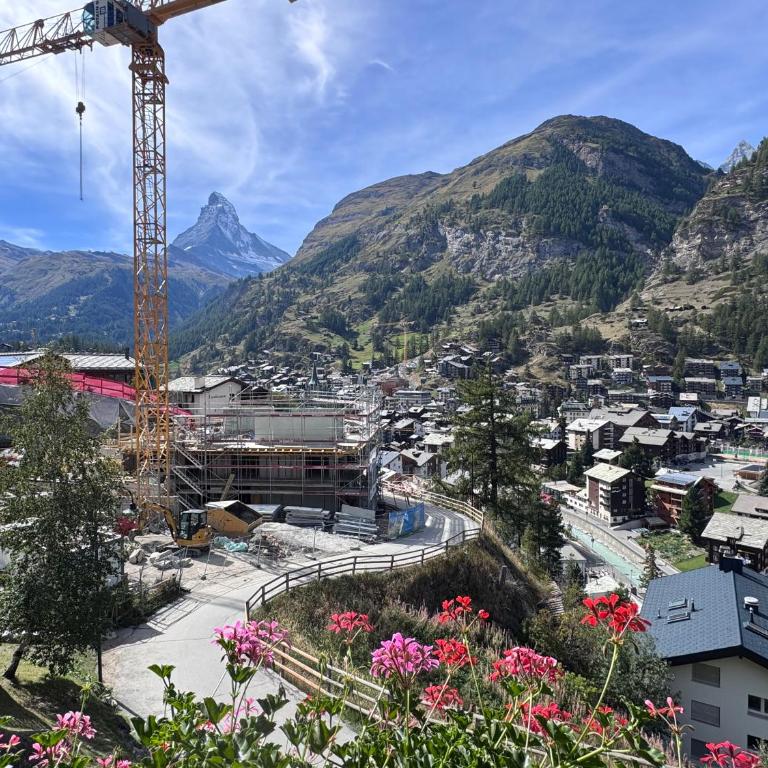 Hotel Alpenroyal - Deluxe Doppelzimmer mit Blick auf das Matterhorn und Balkon oder Terrasse im Erdgeschoss - 8
