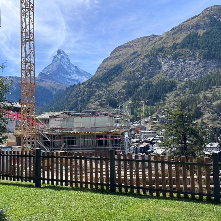 Hotel Alpenroyal - Deluxe Doppelzimmer mit Blick auf das Matterhorn und Balkon oder Terrasse im Erdgeschoss - 10