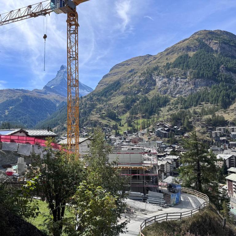 Hotel Alpenroyal - Deluxe Doppelzimmer mit Blick auf das Matterhorn und Balkon oder Terrasse im Erdgeschoss - 9