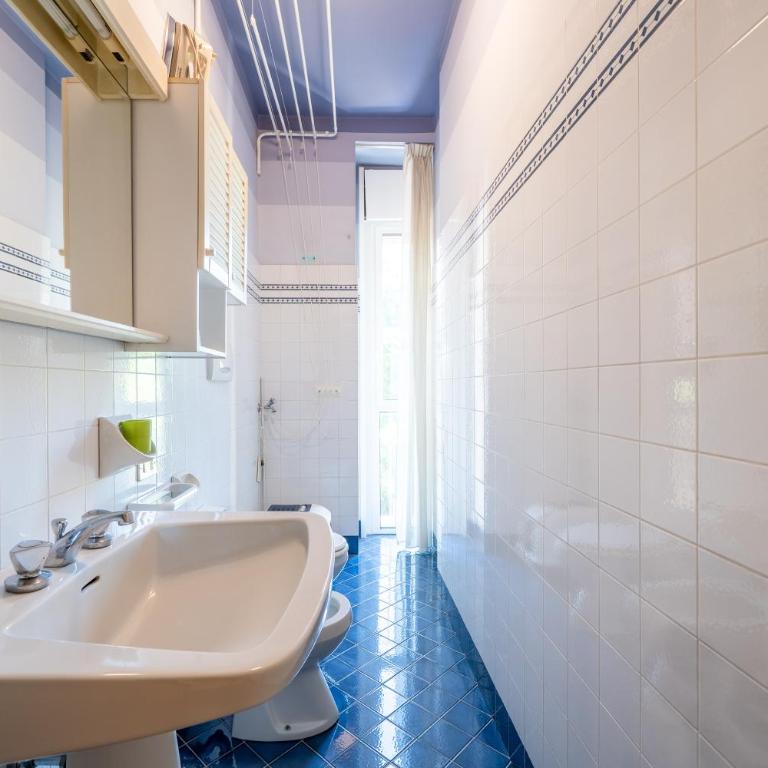 Brescia Center - Station at 1 min - Free Parking and Wifi - Three-Bedroom Apartment with Balcony - 24