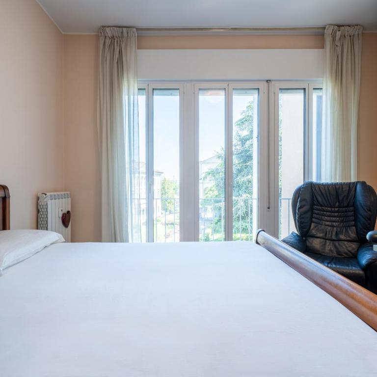 Brescia Center - Station at 1 min - Free Parking and Wifi - Three-Bedroom Apartment with Balcony - 32