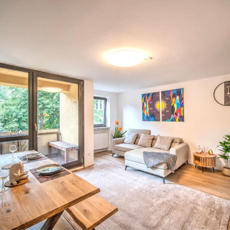 Spacious Apartment Balcony Parking 2 Min to Oktoberfest - Three-Bedroom Apartment - 1