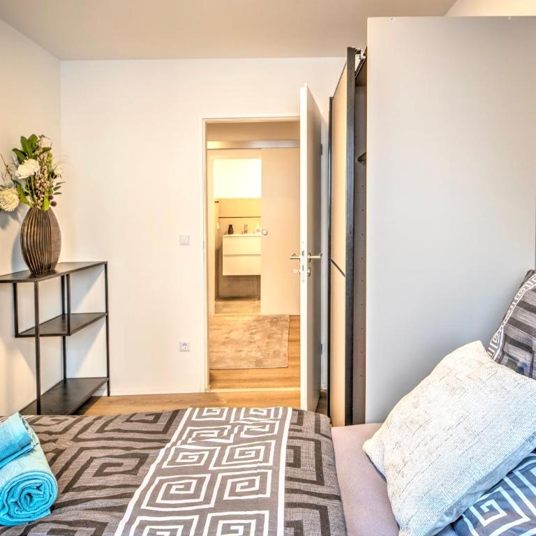 Spacious Apartment Balcony Parking 2 Min to Oktoberfest - Three-Bedroom Apartment - 9