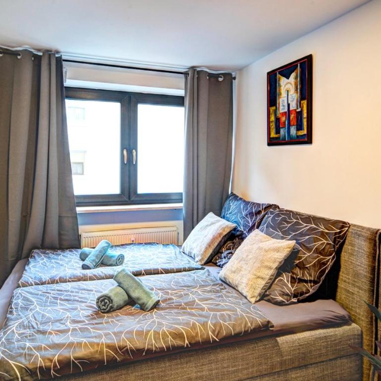 Spacious Apartment Balcony Parking 2 Min to Oktoberfest - Three-Bedroom Apartment - 12