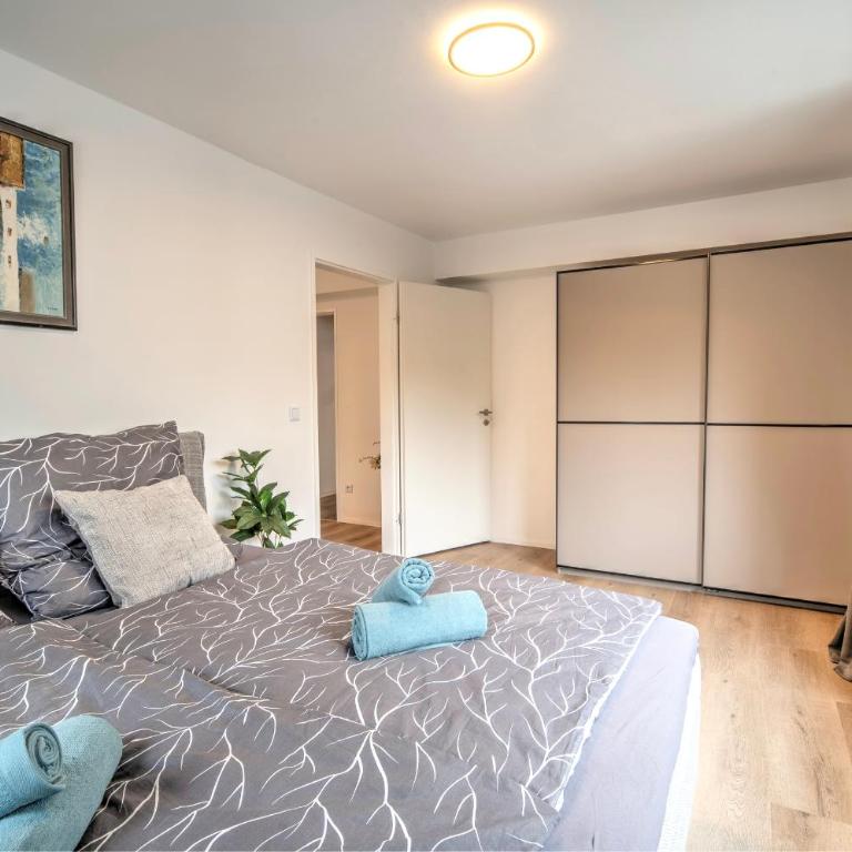 Spacious Apartment Balcony Parking 2 Min to Oktoberfest - Three-Bedroom Apartment - 10