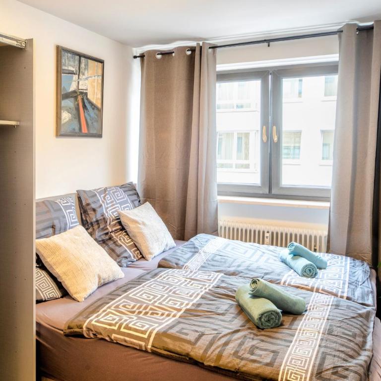Spacious Apartment Balcony Parking 2 Min to Oktoberfest - Three-Bedroom Apartment - 11