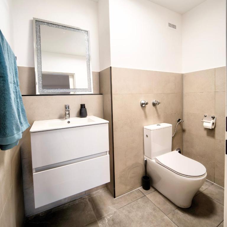 Spacious Apartment Balcony Parking 2 Min to Oktoberfest - Three-Bedroom Apartment - 17