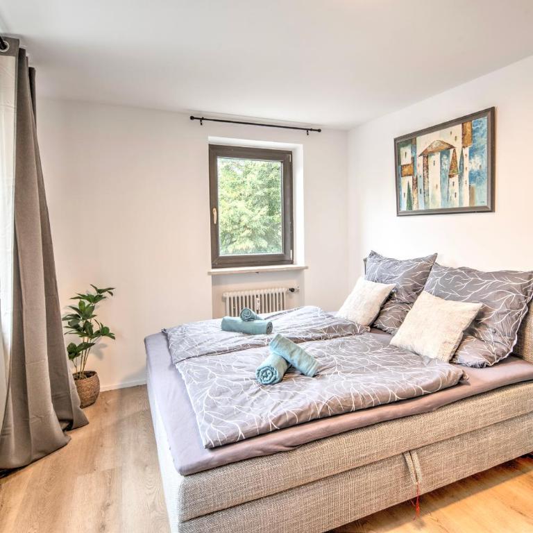 Spacious Apartment Balcony Parking 2 Min to Oktoberfest - Three-Bedroom Apartment - 8